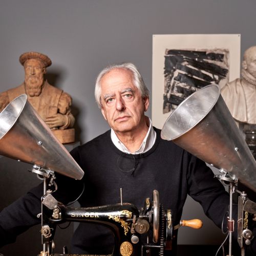 Foto des Künstlers mit Objekten
William Kentridge, 2018 © William Kentridge, 2025, Foto: Norbert Miguletz